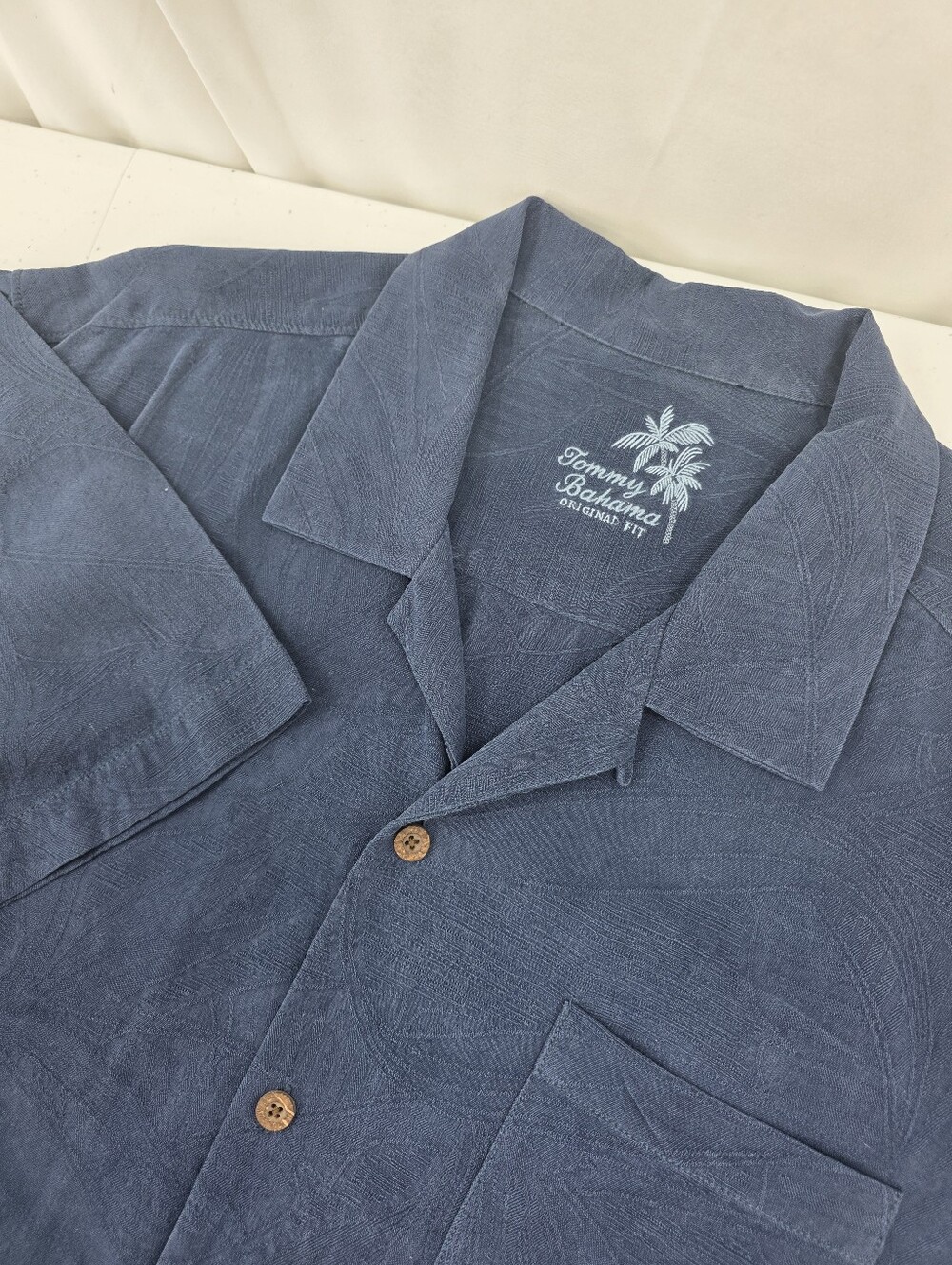 Tommy Bahama Original Fit Button Down Camp Shirt Hawaiian XL Blue Silk Jacquard.
